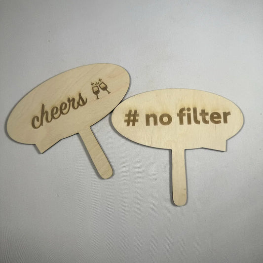 Beidseitig Bedrucktes Fotobox-Schild in Sprechblasenform „Cheers“ / „#NoFilter“