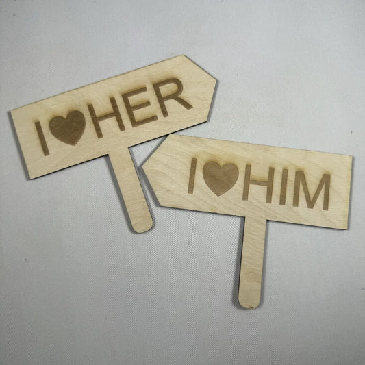Beidseitig Bedrucktes Fotobox-Schild  „I ❤️ him“ / „I ❤️ her“