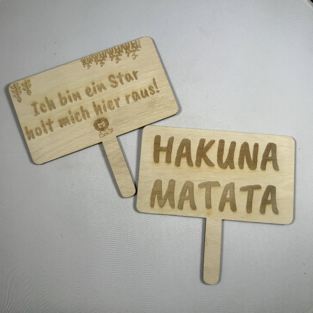 Beidseitig Bedrucktes Holzschild „Ich bin ein Star, holt mich hier raus“ / „Hakuna Matata“